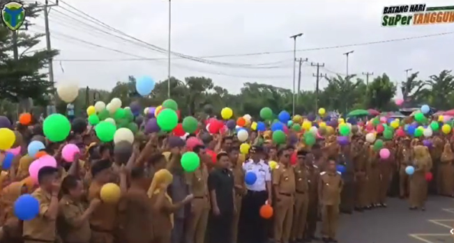 Insiden pelepasan balon udara saat pelantikan pegawai PPPK Kabupaten Batanghari. [Instagram @indotoday]
